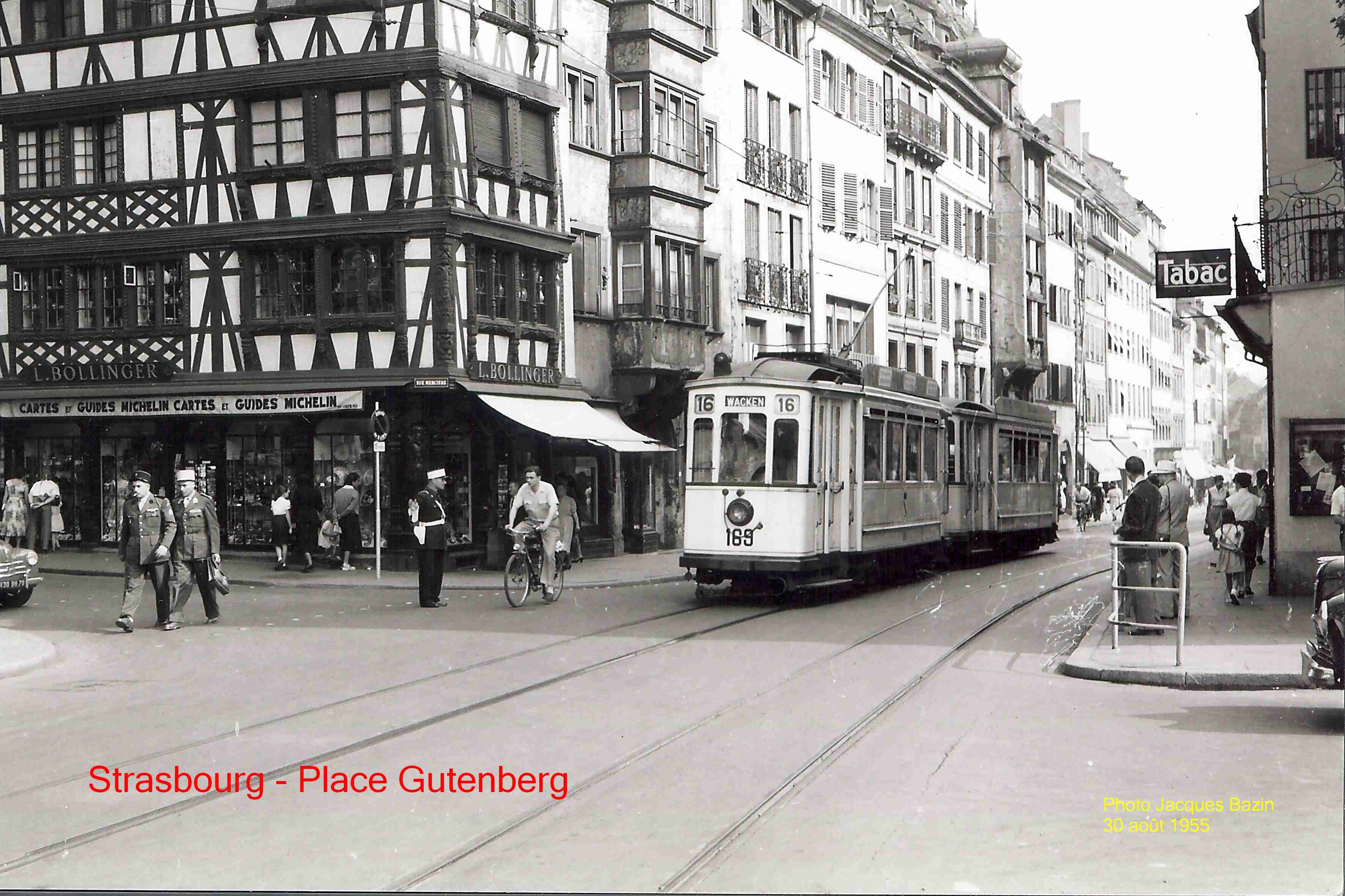 La motrice n� 169 et une remorque � l'angle de la Rue Merci�re et de la Place Gutenberg.